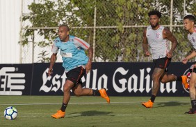 Emerson Sheik, apesar de ter entrado contra o Vitória, foi para campo treinar