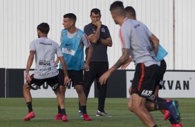 Jogadores treinam sob o olhar atento do tcnico Fbio Carille