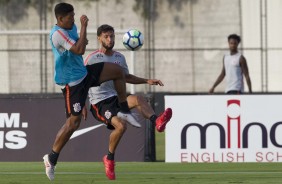 Léo Príncipe e Capixaba em disputa de bola no treino de hoje no CT