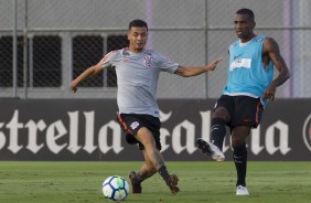 Thiaguinho e Marllon durante o treino de hoje no CT; Apenas reservas foram a campo