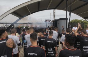 A Fiel torcida é diferente e foi ao CT antes do Dérbi para dar apoio aos jogadores