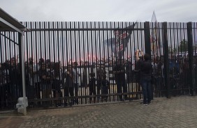 A Fiel torcida esteve presente no CT para apoiar o time antes do Dérbi de domingo