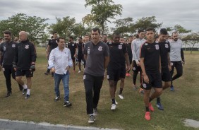 Carille e jogadores foram a frente do CT observar os torcedores presentes em apoio ao time