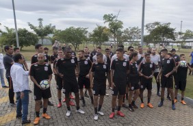Jogadores em frente aos portões do CT observando a torcida que gritava incentivos ao time