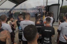 Jogadores observando cerca de 300 torcedores que foram ao CT apoiar o time antes do Dérbi