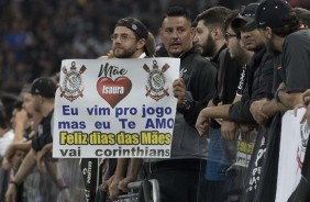 Durante o Drbi, a torcida prestou muitas homenagens s mes