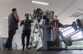 Fagner treina a musculatura no CT Joaquim Grava
