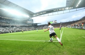 Jadson em cobrana de escanteio durante Drbi contra o Palmeiras, na Arena Corinthians