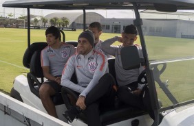 Jogadores durante treino nesta segunda-feira no CT