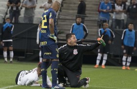 Maycon recebendo atendimento durante jogo contra o Palmeiras, na Arena Corinthians