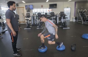 O lateral Fagner e o fisioterapeuta Caio durante treino do lateral