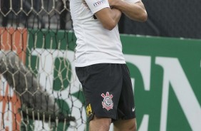 Que pose! Rodriguinho marca contra o Palmeiras e comemora de 'terno'