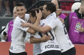 Rodriguinho e companheiros comemoram o gol do meia contra o Palmeiras