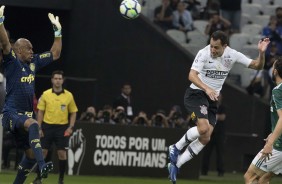 Rodriguinho em jogada aérea contra o Palmeiras, na Arena Corinthians, pelo Brasileirão