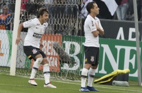 Romero corre para abraar Rodriguinho, que anotou o gol da vitria contra o Palmeiras, na Arena