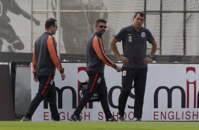 Carille observa o e jogo-treino com a seleção sub-20, no CT Joaquim Grava