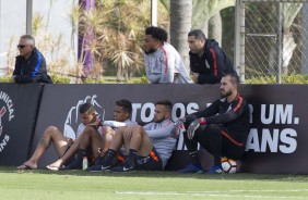 Elenco observa o jogo-treino com a seleção sub-20, no CT Joaquim Grava