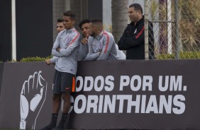 Pedrinho e demais titulares observam os reservas jogarem com a seleção sub-20