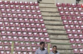 Cuca e Carille chegando ao estádio Metropolitano de Lara para treino de reconhecimento