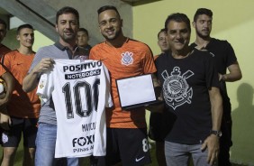 Duílo entrega camisa de homenagem aos 100 jogos de Maycon pelo time principal