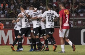 Jogadores comemoram o primeiro gol de Jadson contra o Deportivo Lara
