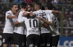 Elenco se rene para comemorar goleada sobre o Deportivo Lara