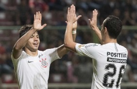 Romero e Rodriguinho comemorando o gol do paraguaio contra o Deportivo Lara