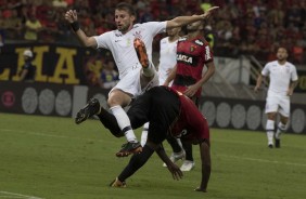 O zagueiro Henrique atuando contra o Sport, pelo Campeonato Brasileiro