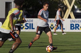 Jadson durante atividades desta segunda-feira no Centro de Treinamentos