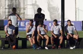 Jogadores titulares perfilados durante treinamento desta segunda-feira no CT