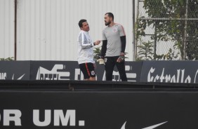Osmar Loss conversa com o goleiro Walter em seu primeiro dia como treinador do Corinthians