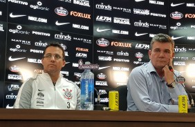 Osmar Loss e Andrs Sanchez durante coletiva de apresentao do novo tcnico do Corinthians