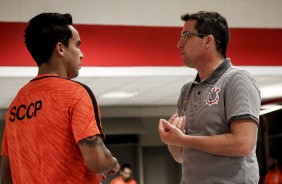 Jadson conversa com Osmar Loss no vestirio do Beira-Rio antes do jogo contra o Internacional