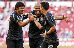 Romero, Roger e Vital comemorando o gol do garoto contra o Internacional