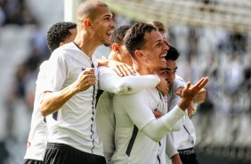 Jogadores comemoram a vitria no primeiro jogo da final da Copa do Brasil sub-20, contra o So Paulo