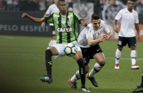 Mantuan disputa jogada com adversrio na partida contra o Amrica-MG