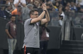 Osmar Loss observa os jogadores na partida contra o América-MG