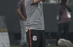 Osmar Loss orienta seus jogadores na partida contra o América-MG
