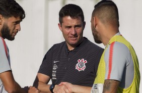 Osmar Loss com Juninho Capixaba e Maycon no treinamento de hoje no CT