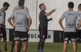 Osmar Loss instrui os jogadores no treino que prepara para o duelo contra o Flamengo