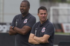 Fabinho e Osmar Loss durante a atividade da manhã no CT; Foco é o Flamengo