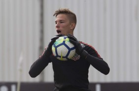 Goleiro da base treinou com elenco principal nesta manhã no CT