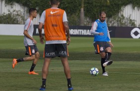 O meia Danilo treina com o restante do elenco no CT; Próximo jogo é contra o Flamengo