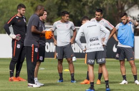 Osmar Loss e Fabinho conversam com os jogadores durante atividades da manhã no CT