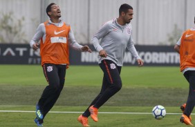 Léo Príncipe e Júnior Dutra no centro de treinamentos durante preparação para jogo contra o Santos
