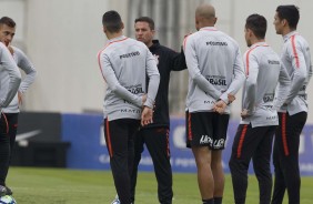 Osmar Loss orienta elenco durante ltimo treino antes do jogo contra o Santos, na Arena Corinthians