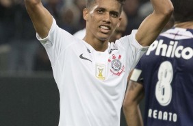 Pedrinho agita a torcida na partida desta quarta-ferra, no clssico contra o Santos