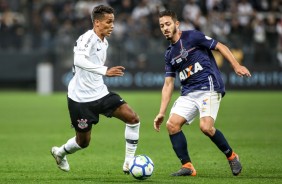 Pedrinho disputa jogada na partida contra o Santos, na Arena Corinthians