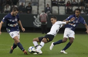 Pedrinho em disputa de jogada na partida contra o Santos