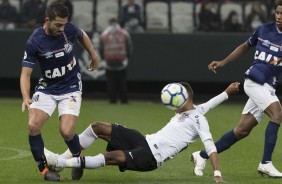 Pedrinho em dividida na partida contra o Santos, na Arena Corinthians, pelo Brasileiro